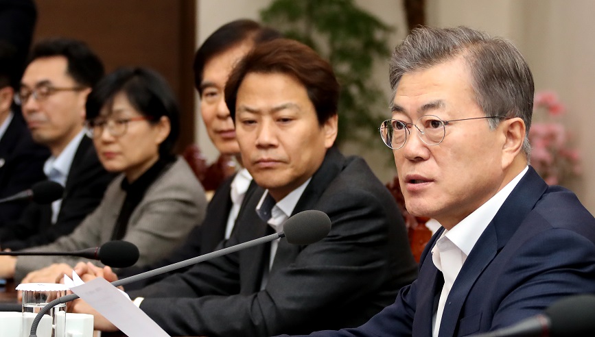 ▲문재인 대통령이 26일 오후 청와대 여민관에서 열린 수석보좌관회의를 주재, '미투(Me Too) 운동'과 관련, "피해자의 폭로가 있는 경우 형사고소 의사를 확인하고, 친고죄 조항이 삭제된 2013년 6월 이후 사건은 피해자 고소가 없더라도 적극 수사하라"고 당부하고 있다.(연합뉴스)