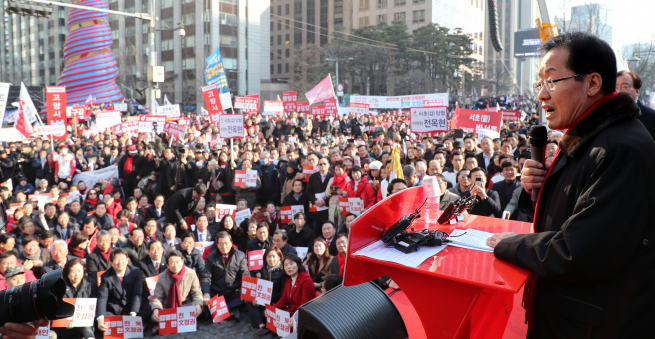 ▲자유한국당 홍준표 대표(오른쪽)가 26일 오후 서울 청계광장에서 열린 북한 김영철 방남 규탄대회에서 발언하고 있다. 2018.2.26(연합뉴스)