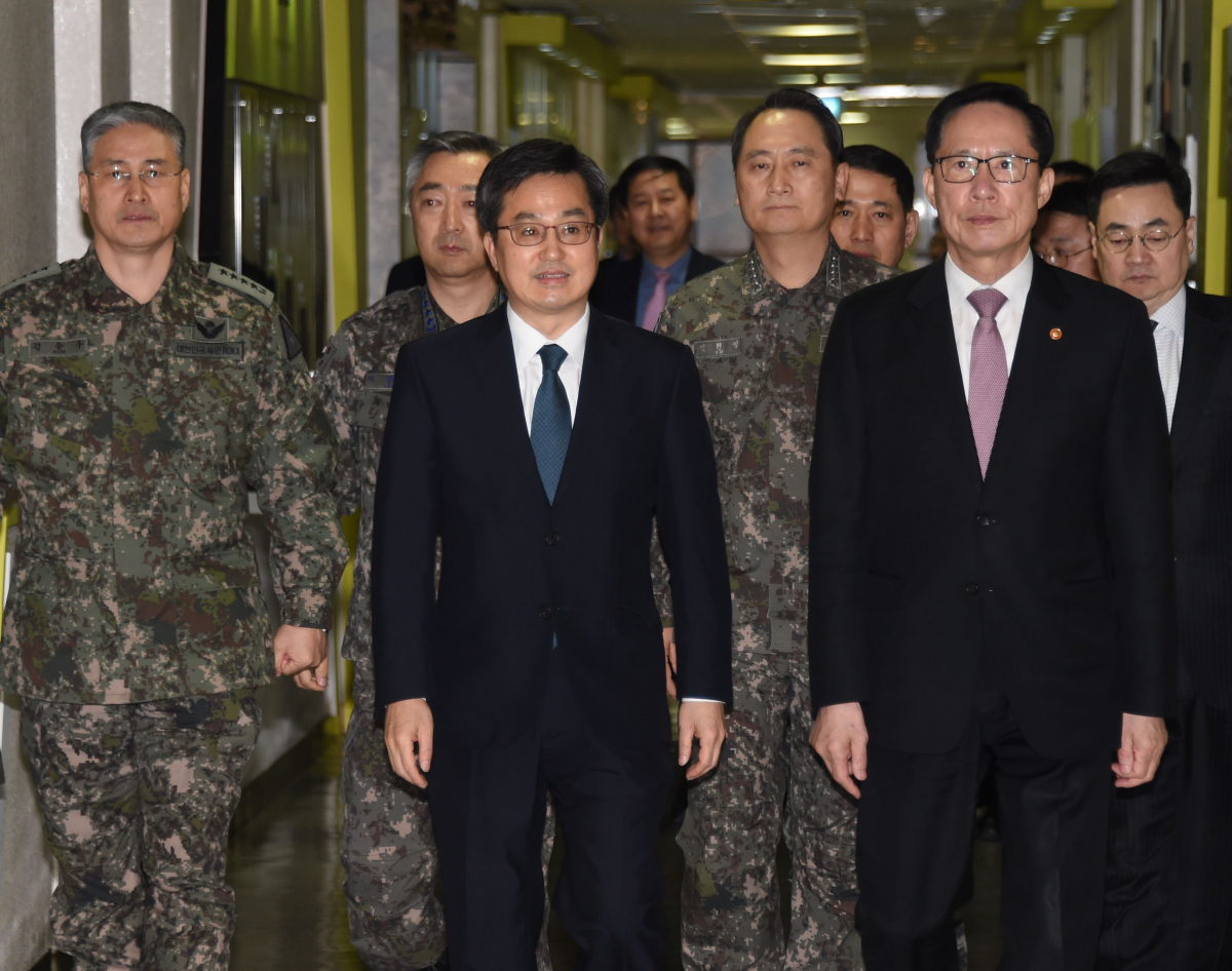 ▲김동연 부총리(맨 앞줄 왼쪽)가 26일 충남 계룡대를 방문해 송영무 국방부 장관(맨 앞줄 오른쪽)과 회의장에 입장하고 있다.(기획재정부)