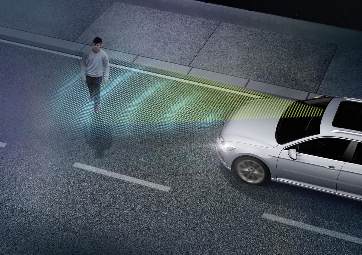 ▲신형 파사트 GT 보행자 모니터링 시스템.(사진제공=폭스바겐코리아)