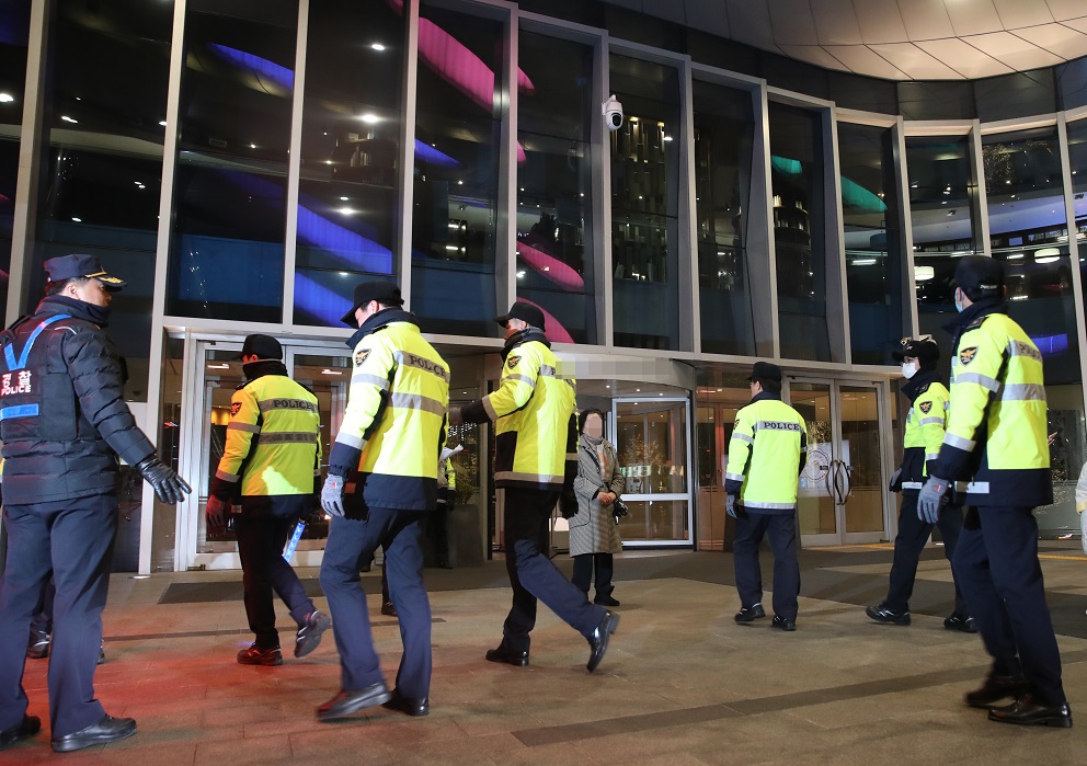 ▲김영철 북한 노동당 부위원장 겸 통일전선부장을 단장으로 하는 북한 고위급대표단 방남 이틀째인 26일 서울의 한 호텔에서 경찰이 근무를 서고 있다.(연합뉴스)