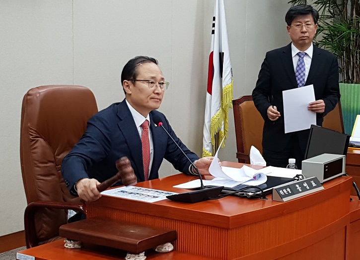 ▲27일 열린 국회 환경노동위원회 전체회의에서 홍영표 위원장이 의사봉을 두드리고 있다. 환노위는 27일 전체회의를 열고 주당 법정 근로시간을 68시간에서 52시간으로 단축을 위한 근로기준법 개정안을 통과시켰다. (연합뉴스)