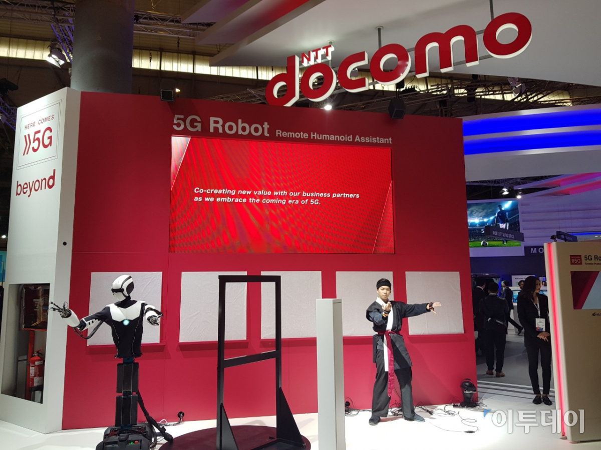 ▲사람을 따라 움직이는 로봇. 5G 기술의 초저지연성을 보여준다.(사진=송영록 기자 syr@)