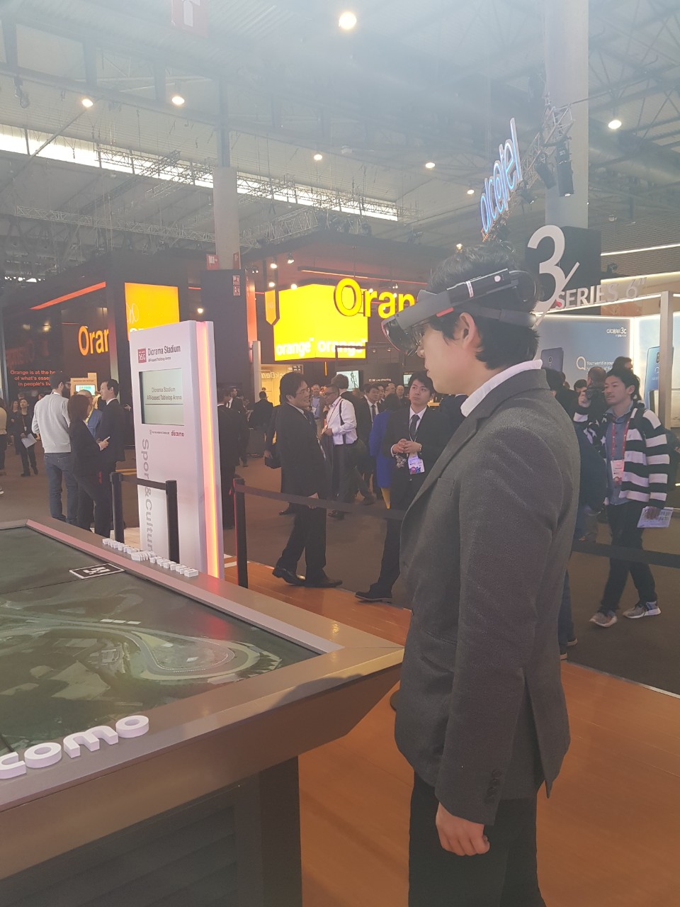 ▲스마트글래스를 쓰고 AR 기반 자동차 경주를 보고 있는 모습. (사진=송영록 기자 syr@)