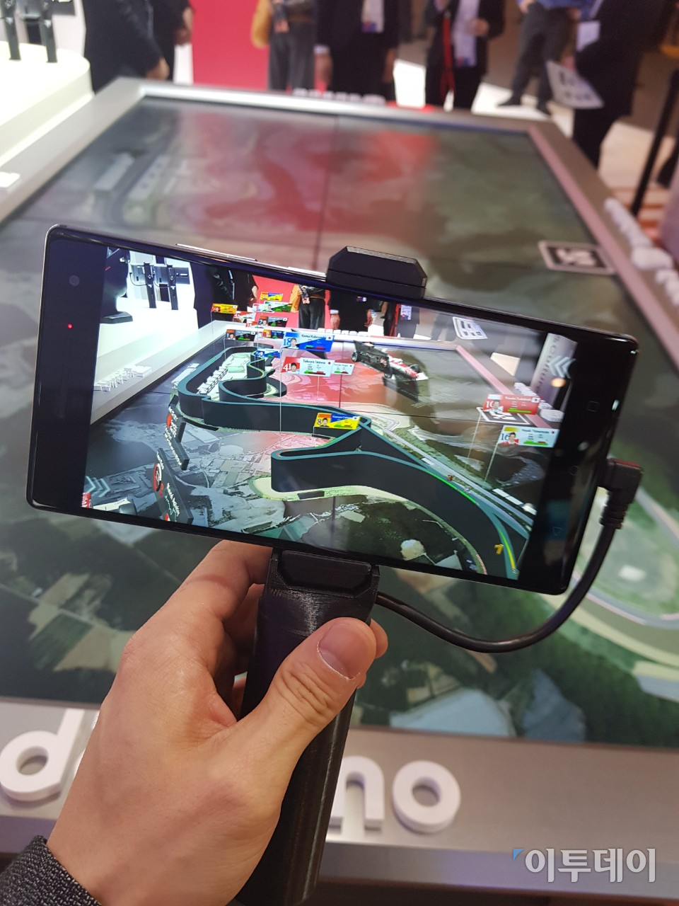 ▲스마트폰으로 보는 AR(증강현실). (사진=송영록 기자 syr@)