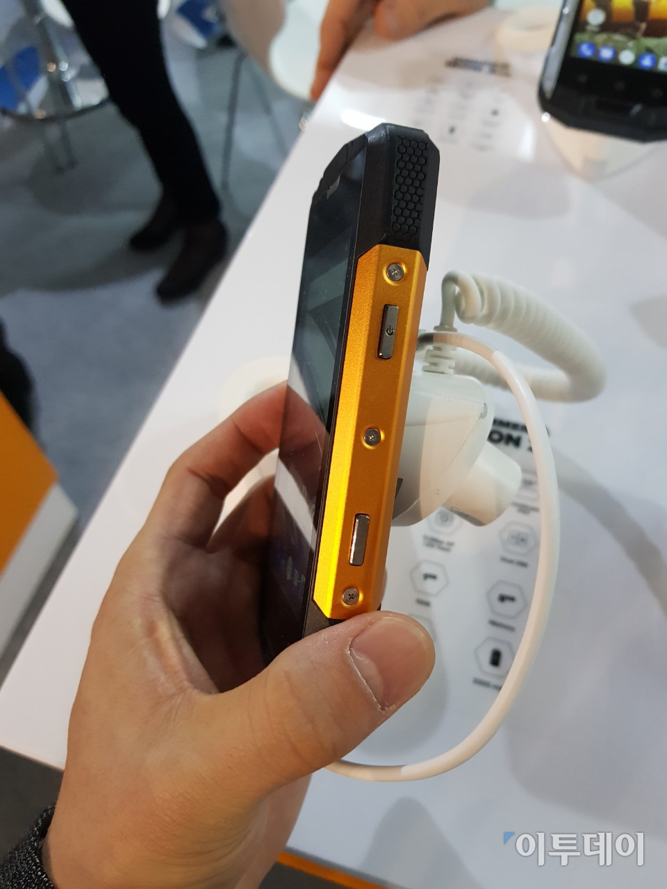 ▲강력한 내구성을 갖춘 스마트폰 해머 아이언2.(사진=송영록 기자 syr@)