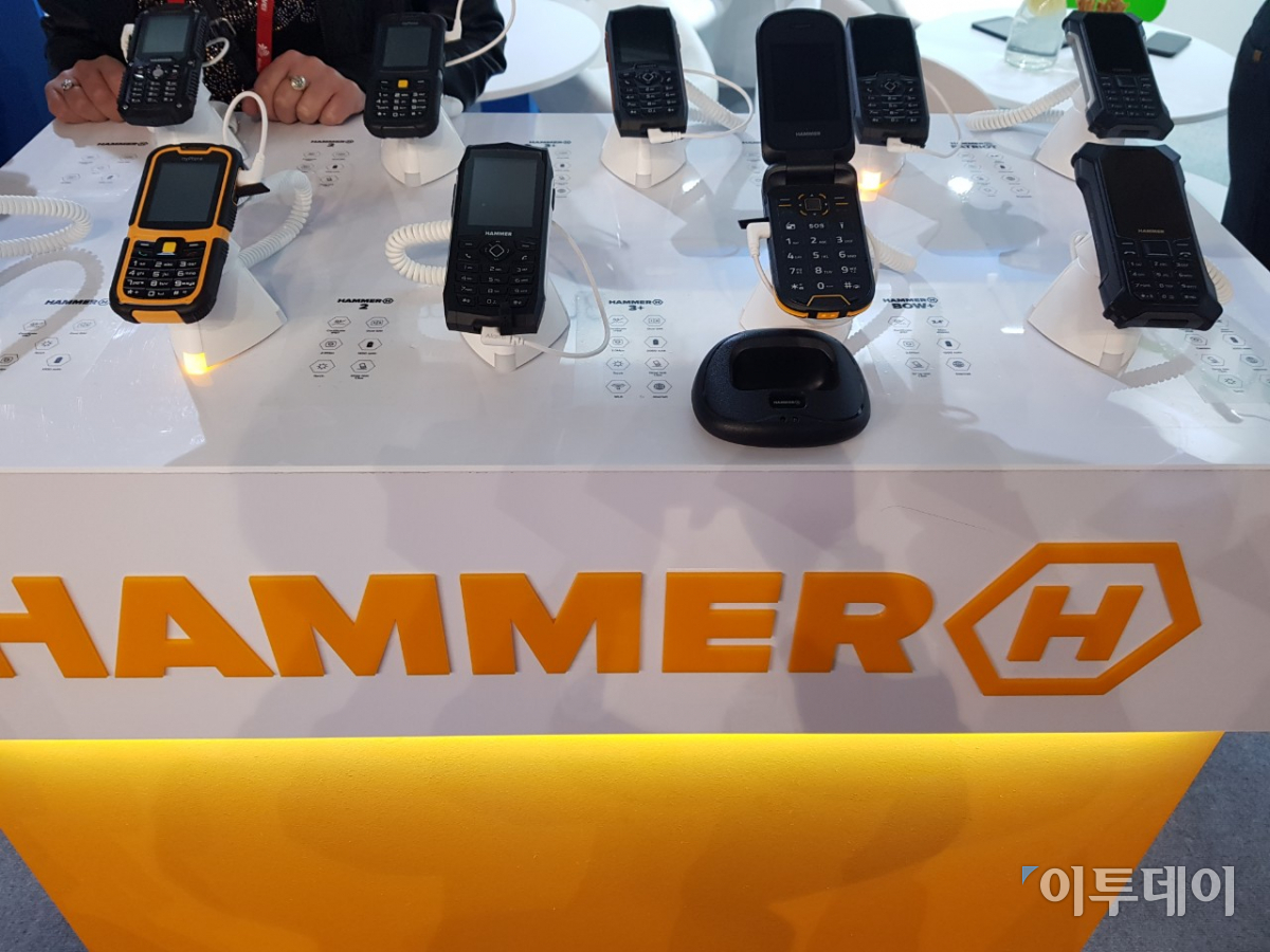 ▲폴란드 휴대폰 업체 해머의 제품들.(사진=송영록 기자 syr@)