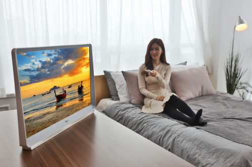 ▲LG전자가 28일 1인 가구용 TV 겸용 모니터 '룸앤 TV'를 출시했다. '룸앤 TV''는 부드러운 곡선 디자인 및 깔끔한 화이트 색상을 갖췄다. 가격은 36만9000원이다.