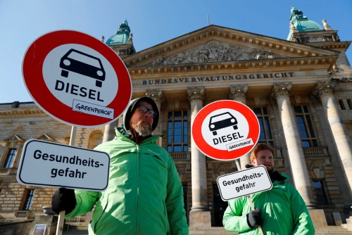 ▲27일(현지시간) 독일 라이프치히 연방행정법원 앞에서 그린피스 환경운동가들이 디젤 자동차 운행 금지를 촉구하고 있다. 라이프치히/로이터연합뉴스
