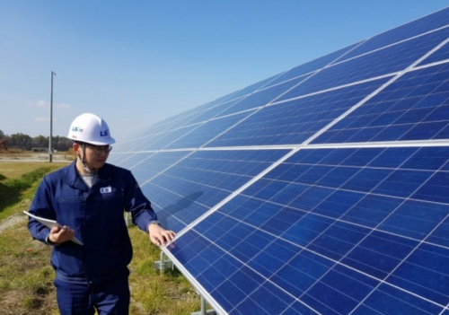 ▲LS산전 관계자가 일본 홋카이도 '치토세 태양광 발전소' 태양광 모듈을 점검하고 있다. (사진제공=LS산전)