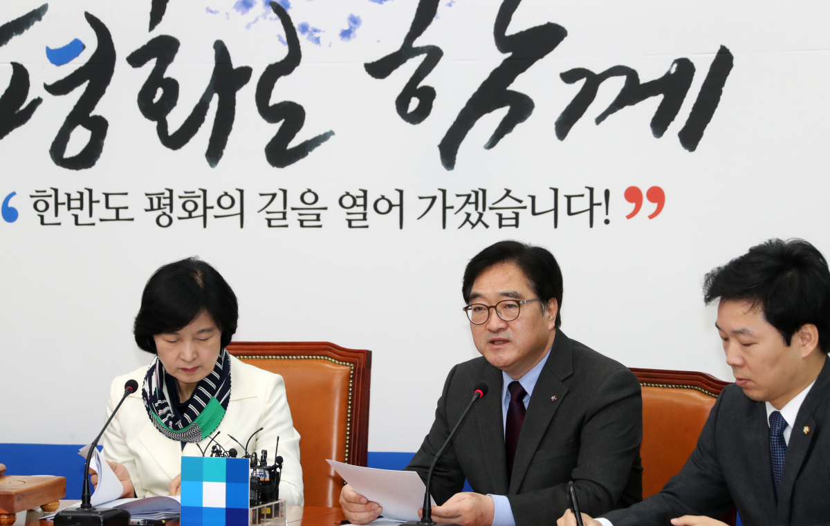 ▲더불어민주당 우원식 원내대표(가운데)가 28일 국회에서 열린 최고위원회의에서 발언하고 있다. 왼쪽은 추미애 대표. (연합뉴스)