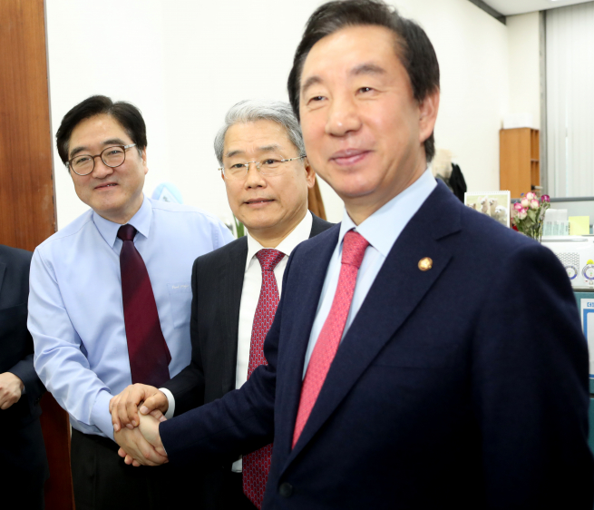 ▲ 더불어민주당 우원식(왼쪽부터)·바른미래당 김동철·자유한국당 김성태 원내대표가 28일 더불어민주당 원내대표실에서 2월 임시국회 마지막 본회의에서 법안 처리 직후 김영철 노동당 중앙위원회 부위원장 겸 통일전선부장 방남과 관련한 긴급 현안 질의를 진행하기로 합의한 뒤 밖으로 나와 손을 잡고 있다. 2018.2.28(연합뉴스)