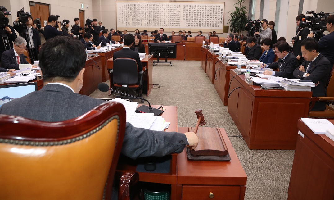 ▲권성동 법사위원장이이 28일 국회에서 열린 법사위원회 전체회의에서 상정된 법안을 의결하고 있다.(연합뉴스)