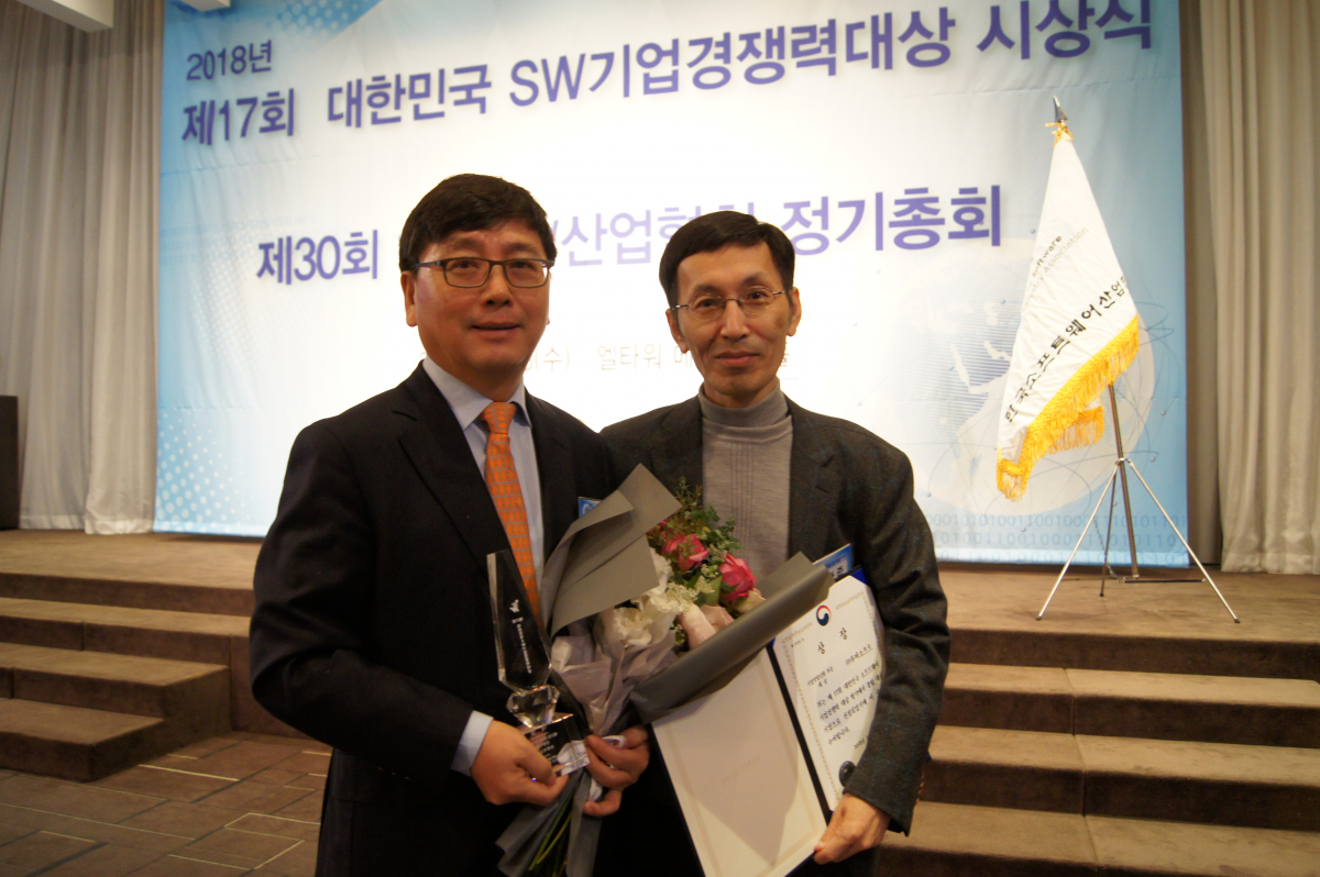 ▲투비소프트 이홍구 대표(사진 왼쪽), 투비소프트 연구소장 송화준 부사장이 시상식 후 기념촬영을 하고 있다.(사진 = 투비소프트 제공)