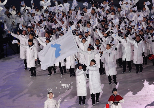 ▲남북한 선수들이 9일 평창동계올림픽 개막식에서 한반도기를 들고 함께 입장하고 있다. 평창/AP뉴시스
