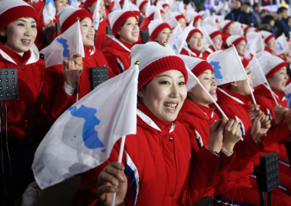 ▲9일 강원도 평창 동계올림픽 스타디움에서 열린 개막식에 참석한 북한 응원단이 응원을 하고 있다. 이동근 기자 foto@