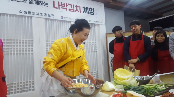 ▲한국전통식품문화관에 식품명인체험홍보관(최은주 동년기자)