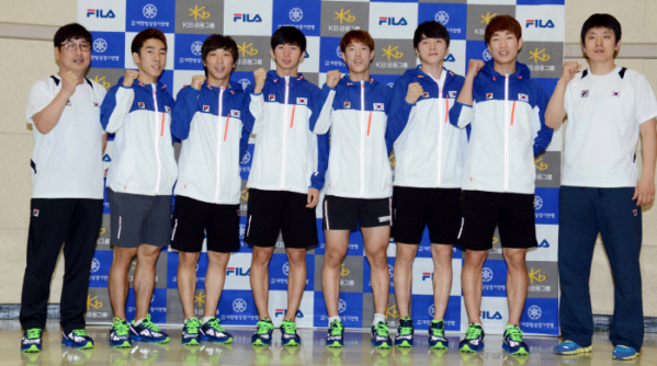 ▲13-14시즌 남자 쇼트트랙 국가대표 선수단. 맨 오른쪽에서 세번째가 故노진규 선수.(뉴시스)
