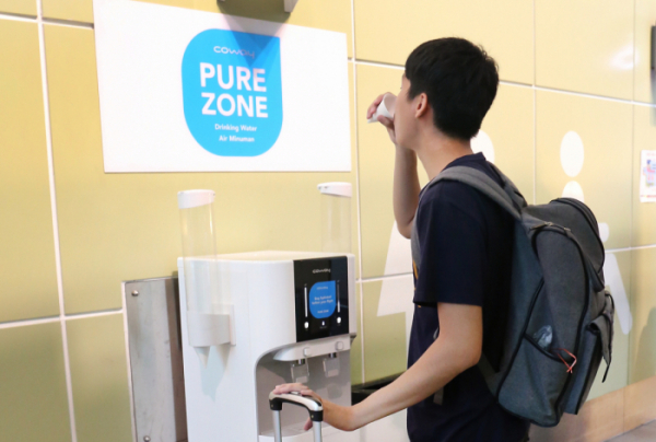 ▲말레이시아 쿠알라룸푸르국제공항 내 코웨이 정수기를 체험할 수 있는 'Pure Zone'에서 공항 이용객들이 코웨이 정수기로 정수한 깨끗한 물을 마시고 있다.(사진제공=코웨이)
