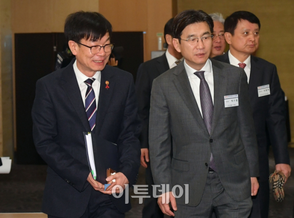 ▲김상조 공정거래위원장(왼쪽)과 박기영 한국프랜차이즈산업협회장의 모습(이투데이DB)