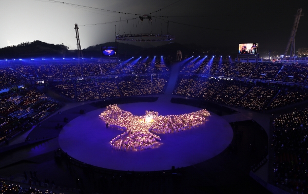 ▲9일 강원도 평창올림픽스타디움에서 열린 2018 평창 동계올림픽 개막식에서 LED 촛불로 만든 평화의 비둘기가 모습을 드러내고 있다.