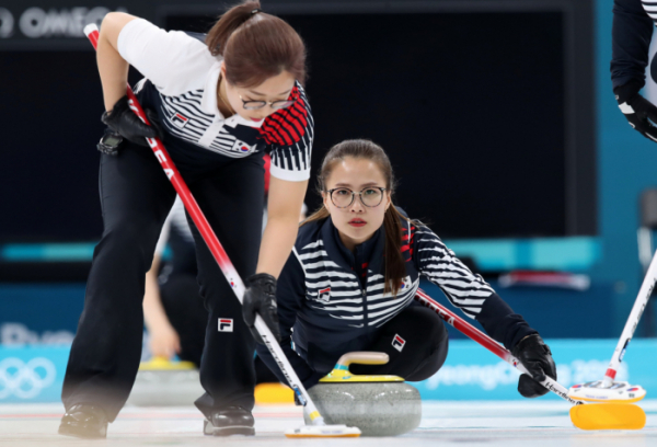 ▲한국 여자 컬링 대표팀은 23일 오후 8시 5분 강릉컬링센터에서 열리는 '2018 평창 동계올림픽' 컬링 여자 4강에서 일본과 결승 티켓을 놓고 한판 대결을 펼친다.(연합뉴스)