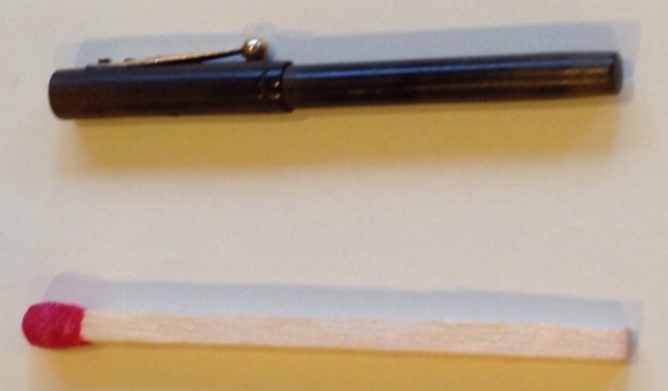 ▲세상에서 가장 작은 만년필(위·1910년대 워터맨사). 성냥보다 작지만 잉크를 채워 글씨를 쓸 수 있다.