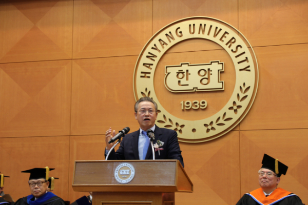 ▲한국부동산개발협회와 문주장학재단은 23일 한양대학교 백남학술정보관에서 한양대학교 도시대학원 및 부동산융합대학원석·박사과정 재학생들에게 장학금을 전달했다. 이 자리에 참석한 문주현 한국부동산개발협회 회장(사진=한국부동산개발협회) 