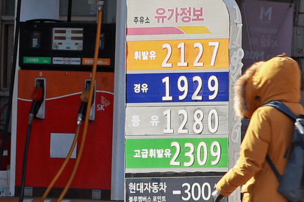 ▲30주 동안 오르던 국내 휘발유 가격이 소폭 하락했다.  사진은 서울의 한 주유소에서 표기한  유가정보.(사진=연합뉴스)