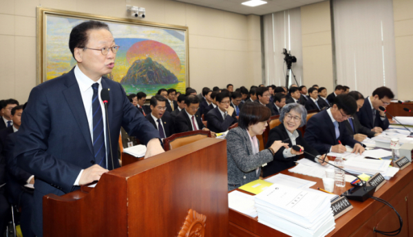 ▲27일 오전 국회에서 열린 정무위원회 전체회의에서 최흥식 금융감독원장이 업무보고하고 있다. (연합뉴스)