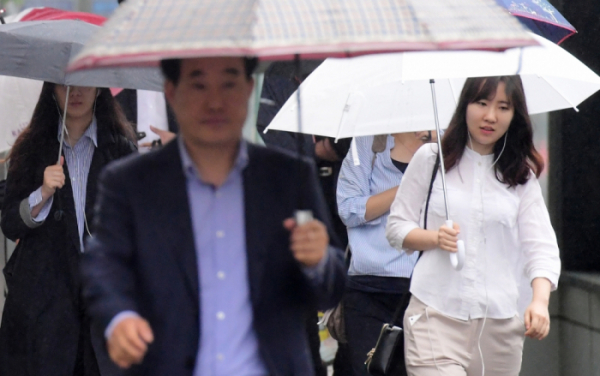 ▲전국 곳곳에 단비가 내린 7일 오전 서울 영등포구 여의도역 인근에서 우산을 쓴 시민들이 발걸음을 서두르고 있다. 기상청은 5mm 안팎의 비가 이어지다 오후에 대부분 그치고 서울의 낮 기온이 22도에 머무르며 선선한 날씨가 될 것으로 예보했다. 고이란 기자 photoeran@(이투데이DB)