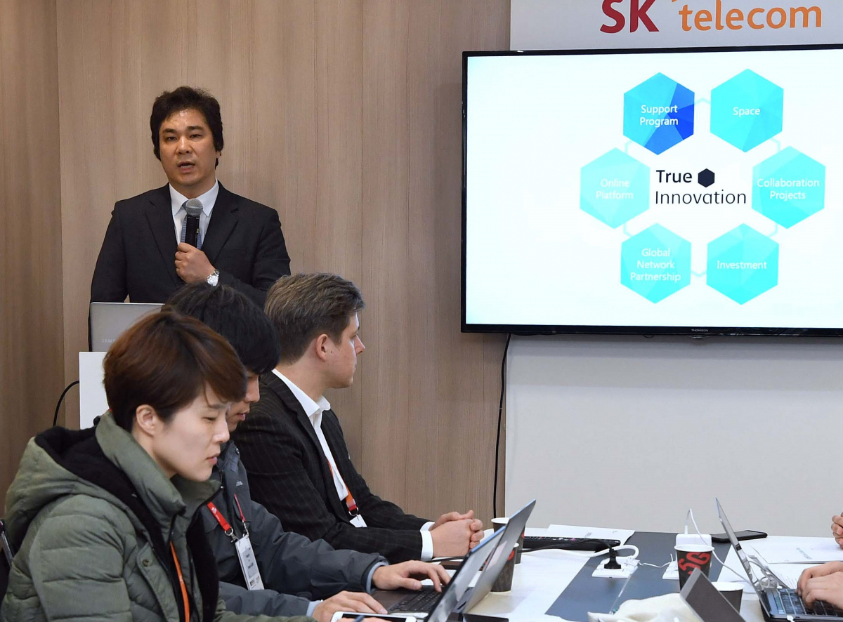 ▲유웅환 SK텔레콤 오픈콜라보센터장이 MWC2018 전시관 내 간담회장에서 스타트업 지원 계획을 밝히고 있다.(사진제공= SK텔레콤)