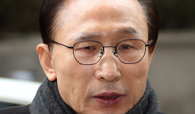 ▲다스 실소유주 의혹을 받고 있는 이명박 전 대통령이 지난달 27일 오후 서울 강남구 대치동 사무실로 출근하고 있다.(사진=뉴시스)