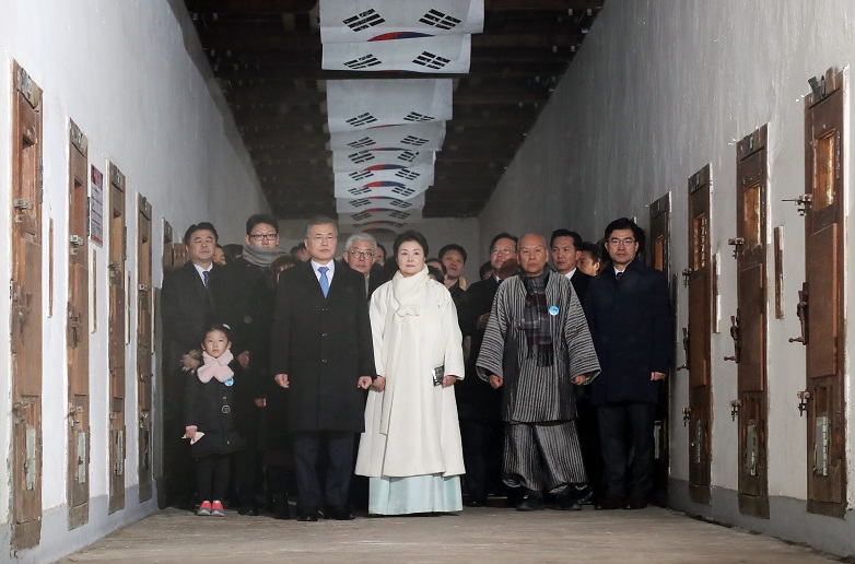 ▲문재인 대통령이 1일 오전 서울 서대문형무소 역사관에서 열린 제99주년 3ㆍ1절 기념식에 참석하기에 앞서 옥사에 마련된 특별전시를 관람하고 있다. 특별전시에는 피살자 명부, 독립선언서, 수형인 카드, 판결문 등이 전시됐다. (연합뉴스)