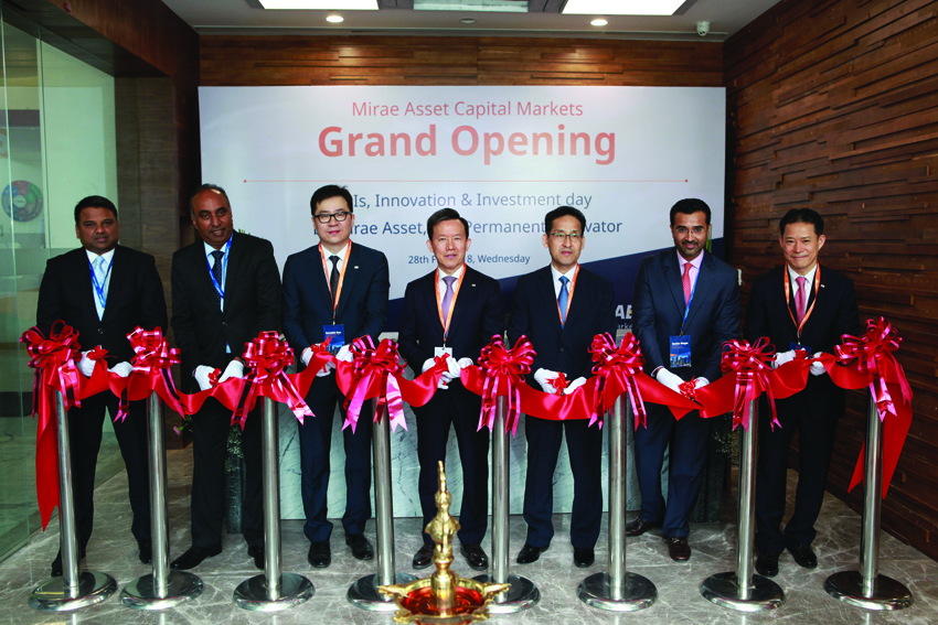 ▲(왼쪽부터)사미르 파틸 봄베이증권거래소(BSE) 부이사장, 나라야난 사다난단 SBI 캐피탈마켓 부사장, 류한석 미래에셋대우 인도현지법인대표, 최현만 미래에셋대우 수석부회장, 김성은 주뭄바이 한국 총영사, 사친 와글레 인도 모건스탠리 대표이사, 이만열 미래에셋대우 Global부문대표 등 지난달 28일 미래에셋대우 인도 현지법인 개업식 행사에 참석한 주요 관계자들이 기념 테이프를 자르고 있다. 사진제공 미래에셋대우