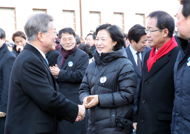 ▲문재인 대통령이 1일 오전 서울 서대문형무소 역사관에서 열린 제99주년 3ㆍ1절 기념식에 입장하며 자유한국당 홍준표 대표와 인사하고 있다. 왼쪽 두 번째는 더불어민주당 추미애 대표. 오른쪽은 바른미래당 박주선 공동대표. 2018.3.1(연합뉴스)