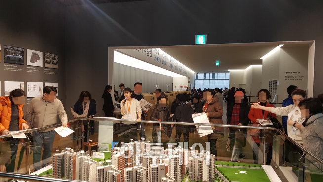 ▲대림산업이 개관한 'e편한세상 보라매2차' 견본주택을 찾은 방문객들이 관계자들의 단지 설명을 듣고 있다.(김정웅 기자 cogito@)