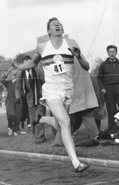 ▲인류 최초로 1마일 4분 장벽을 깬 로저 배니스터 경이 기록이 세워진 1954년 5월 6일(현지시간) 영국 옥스퍼드대 트랙 결승선을 통과하고 있다. 그는 3일 88세의 나이에 별세했다. AP연합뉴스 
