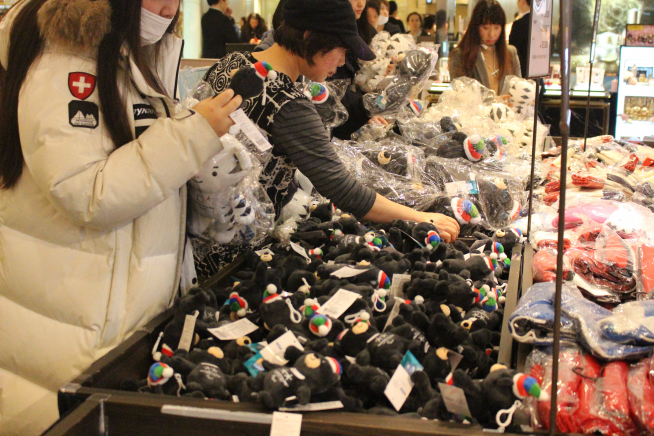 ▲롯데백화점 본점 평창 공식 스토어에서 고객들이 평창 굿즈를 고르는 모습.(사진제공=롯데백화점)