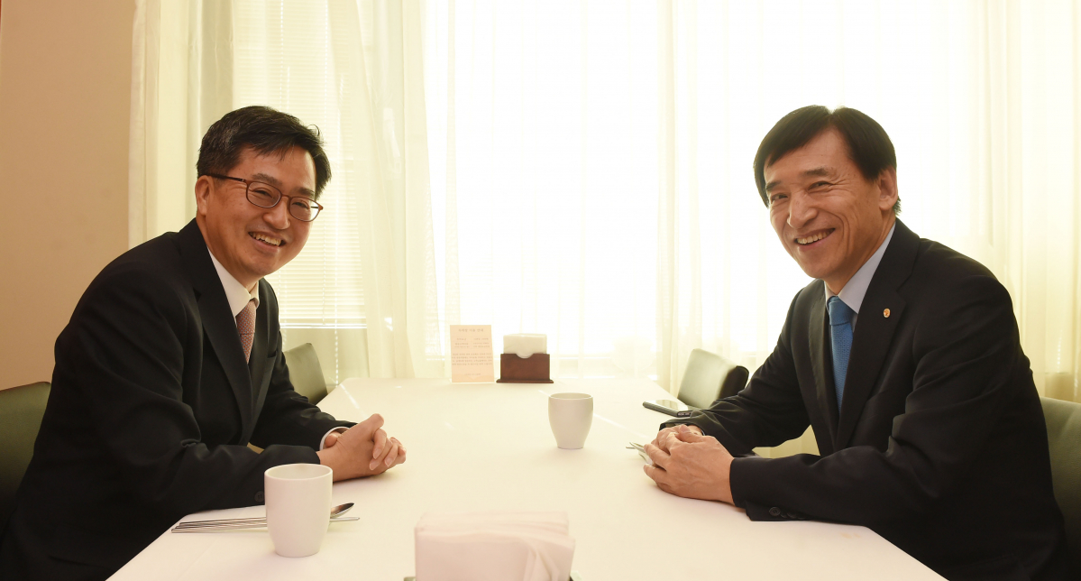 ▲김동연 부총리(왼쪽)와 이주열 한은 총재가 5일 서울시청 인근 식당에서 오찬간담 회동을 하고 있다.(기획재정부)