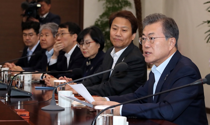 ▲문재인 대통령이 5일 오후 청와대 여민관에서 열린 수석보좌관회의를 주재하고 있다. 오른쪽부터 문 대통령, 임종석 비서실장, 조현옥 인사수석, 윤영찬 국민소통수석, 김수현 사회수석, 송인배 1부속비서관.(연합뉴스)