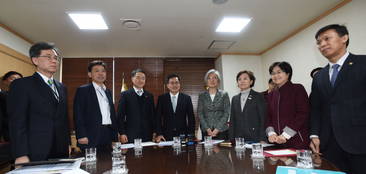 ▲5일 정부서울청사에서 열린 대외통상장관회의에 김현종 통상교섭본부장(왼쪽부터), 홍장표 청와대 경제수석, 박능후 복지부장관, 김동연 부총리, 강경화 외교부장관, 김현미 국토부장관, 김은경 환경부장관, 김영문 관세청장이 참석했다.(기획재정부)