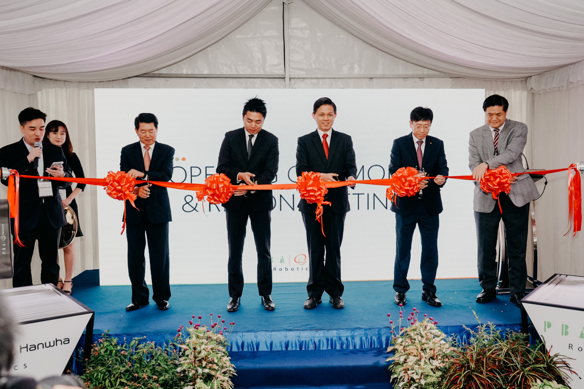 ▲지난달 26일, 한화 그룹의 정밀 기계 제조 계열사인 한화정밀기계와 싱가포르 정밀 엔지니어링 전문 업체인 PBA그룹의 합자법인 "PBA-Hanwha Robotics"의 개소식을 열었다고 5일 밝혔다. (오른쪽 둘째부터)한화정밀기계 김연철 대표이사, PBA그룹 데릭 옙(Derrick Yap) CEO, 싱가포르 찬춘싱 장관 등 주요 관계자들이 테이프 커팅식을 하고 있다.(사진제공=한화정밀기계)
