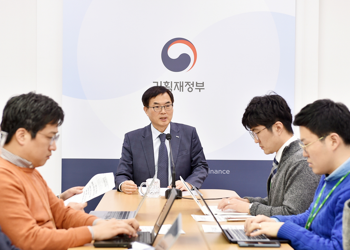 ▲조용만 조폐공사 사장(가운데)이 6일 정부세종청사 기재부 기자실에서 취임 후 첫 간담회를 열고 올해 경영계획을 설명하고 있다.(한국조폐공사)