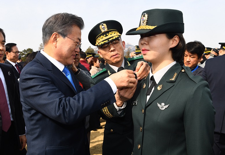 ▲문재인 대통령이 6일 오후 서울 태릉 육군사관학교에서 열린 제74기 육사 졸업 및 임관식에 참석해 김현정 소위에게 계급장을 달아주고 있다.(연합뉴스)