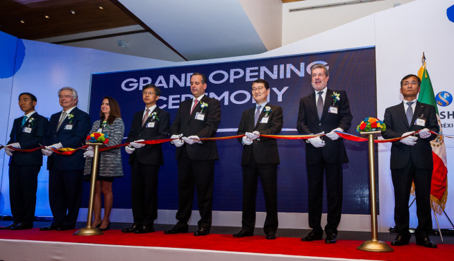 ▲신한은행은 6일(현지시간) 멕시코 수도 멕시코시티 은행연합회관에서 위성호 은행장과 멕시코 금융당국 관계자 등 120여 명이 참석한 가운데 신한은행 멕시코법인 개점식을 개최했다. 김상일 주멕시코 한국대사(왼쪽 첫번째)와 위 은행장(왼쪽 세번째) 등 내빈이 법인 개설을 기념하며 테이프를 자르고 있다. 연합뉴스