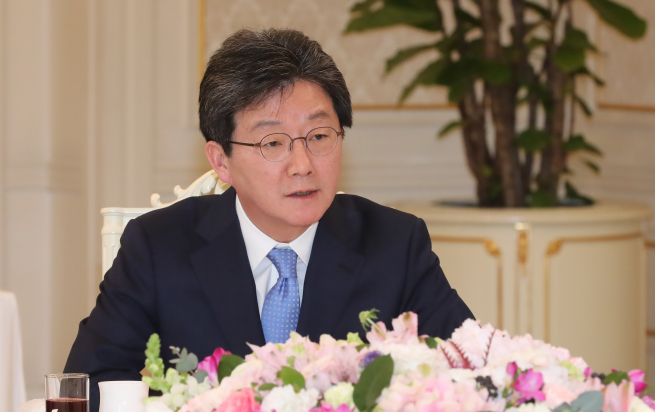 ▲유승민 바른미래당 공동대표가 7일 오후 청와대에서 열린 여야 5당 대표 초청 오찬에서 문재인 대통령에게 발언하고 있다. 2018.3.7(연합뉴스)