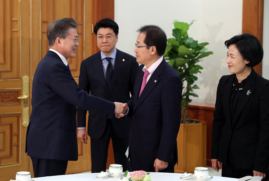 ▲문재인 대통령이 7일 낮 청와대에서 여야 대표 오찬 간담회에 참석한 자유한국당 홍준표 대표와 악수하고 있다.(연합뉴스)