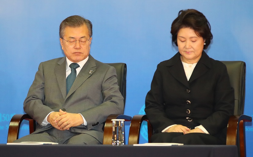 ▲문재인 대통령과 부인 김정숙 여사가 8일 오전 경기도 고양 킨텍스에서 열린 국가조찬기도회에 참석해 기도하고 있다. (연합뉴스)
