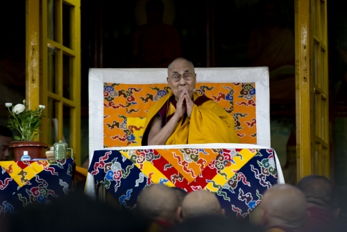 ▲티베트의 정신적 지도자인 달라이 라마가 2일(현지시간) 인도 다람살라의 한 사원에서 설법하고 있다. 인도 정부는 달라이 라마가 이달 말 뉴델리에서 개최하기로 했던 집회를 사실상 불허했다. 다람살라/AP뉴시스
